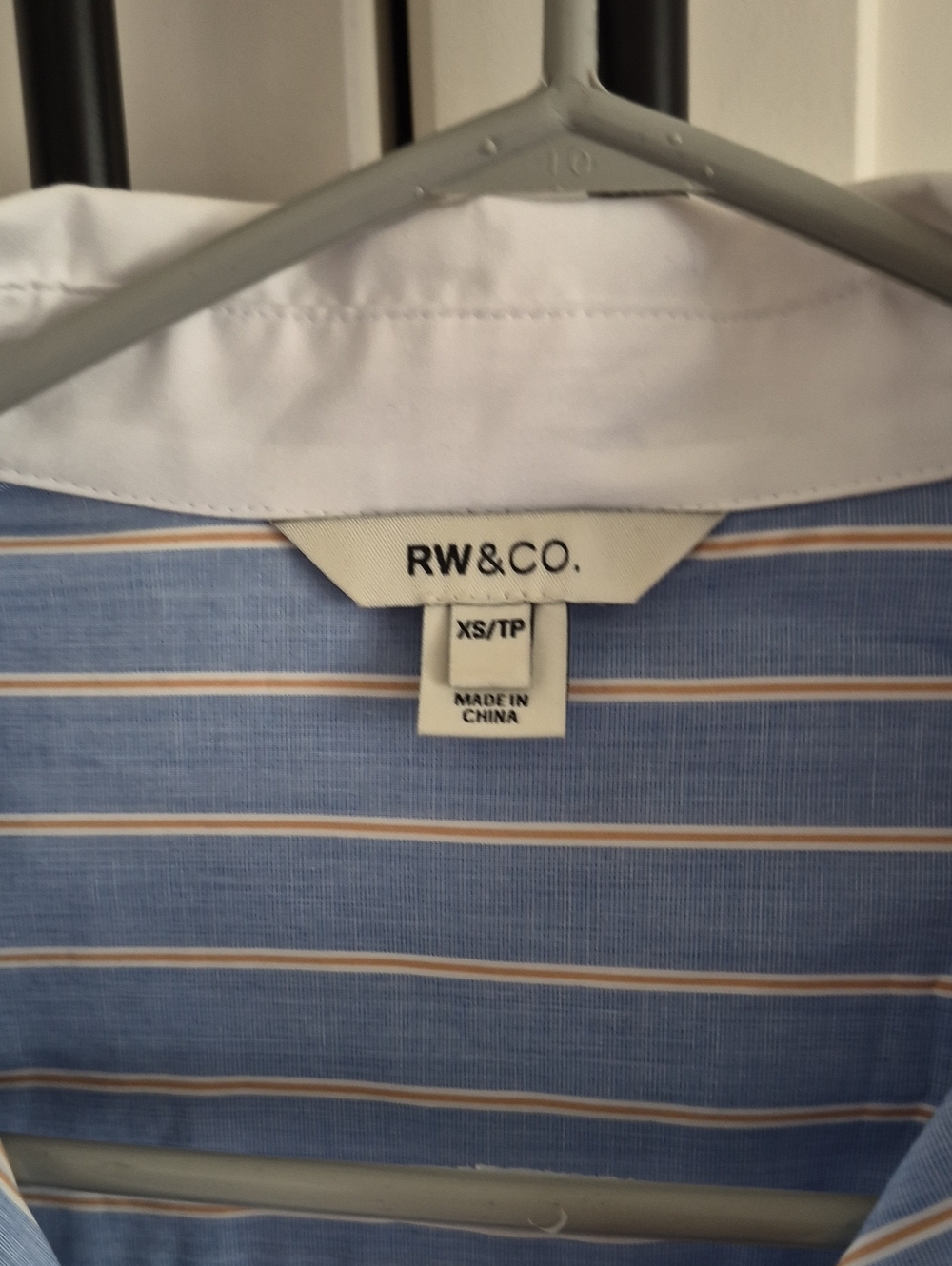 💥💙 RW&CO. Light Blue Striped Dress Shirt with White Collar - Picture 3 of 3